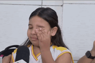 Criança se emociona ao falar da mãe em entrevista ao vivo e vídeo viraliza nas redes