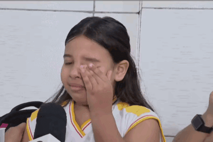 Criança se emociona ao falar da mãe em entrevista ao vivo e vídeo viraliza nas redes
