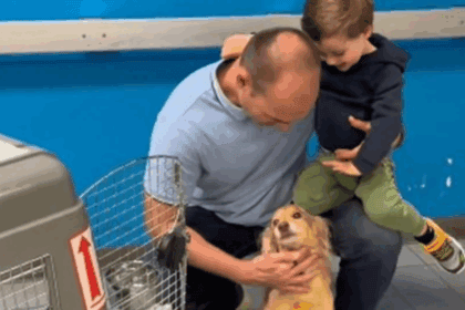 Após um ano, Eduardo Bolsonaro reencontra cachorrinha Beretta nos Estados Unidos