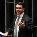 Flávio Bolsonaro, Vorcaro e o filme “Dark Horse”