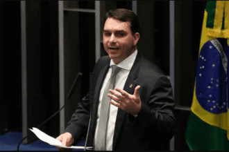 Flávio Bolsonaro, Vorcaro e o filme “Dark Horse”