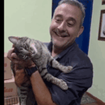 Será que a família vai crescer? Guto Volpi se encanta por gatinha durante evento oficial