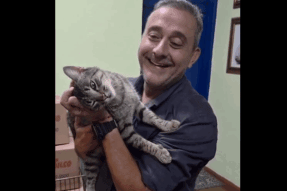 Será que a família vai crescer? Guto Volpi se encanta por gatinha durante evento oficial