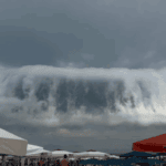 Nuvem gigante impressiona moradores e turistas na Riviera de São Lourenço, em Bertioga