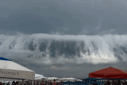 Nuvem gigante impressiona moradores e turistas na Riviera de São Lourenço, em Bertioga