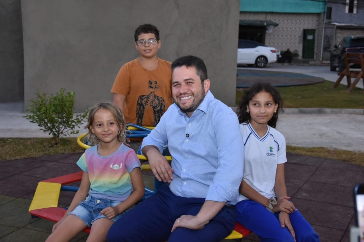 Praça conta com piso drenante e brinquedos para pessoas com deficiência; subsolo recebeu tubulações para auxiliar no manejo das águas pluviais