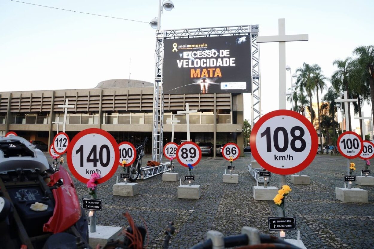 Ação do Maio Amarelo no Paço de Santo André alerta sobre mortes no trânsito