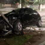 Trânsito: motorista perde o controle, invade praça e atinge poste de sinalização de trânsito