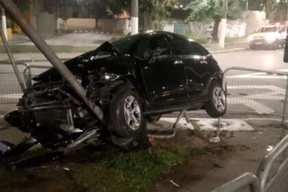 Trânsito: motorista perde o controle, invade praça e atinge poste de sinalização de trânsito