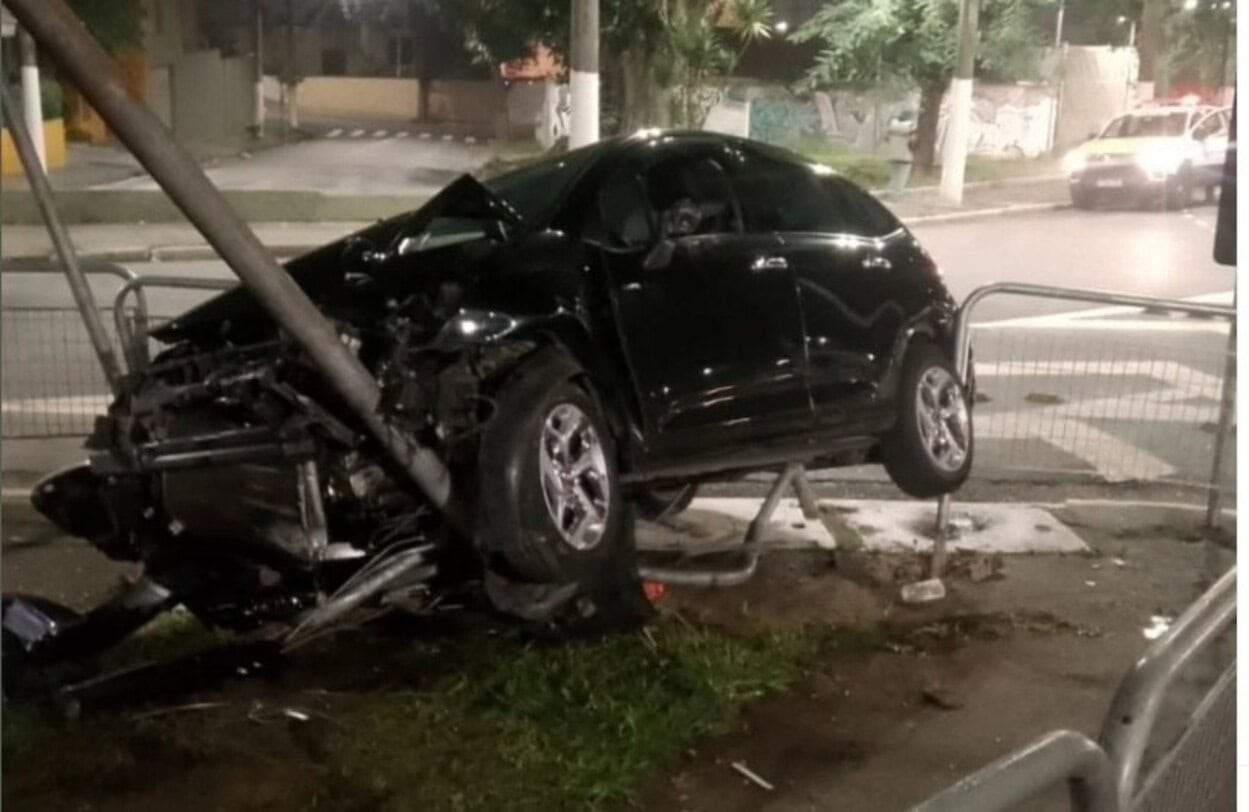 Trânsito: motorista perde o controle, invade praça e atinge poste de sinalização de trânsito