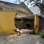 Utilitário perde o freio e destrói muro de residência no Nova Petrópolis