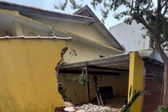 Utilitário perde o freio e destrói muro de residência no Nova Petrópolis