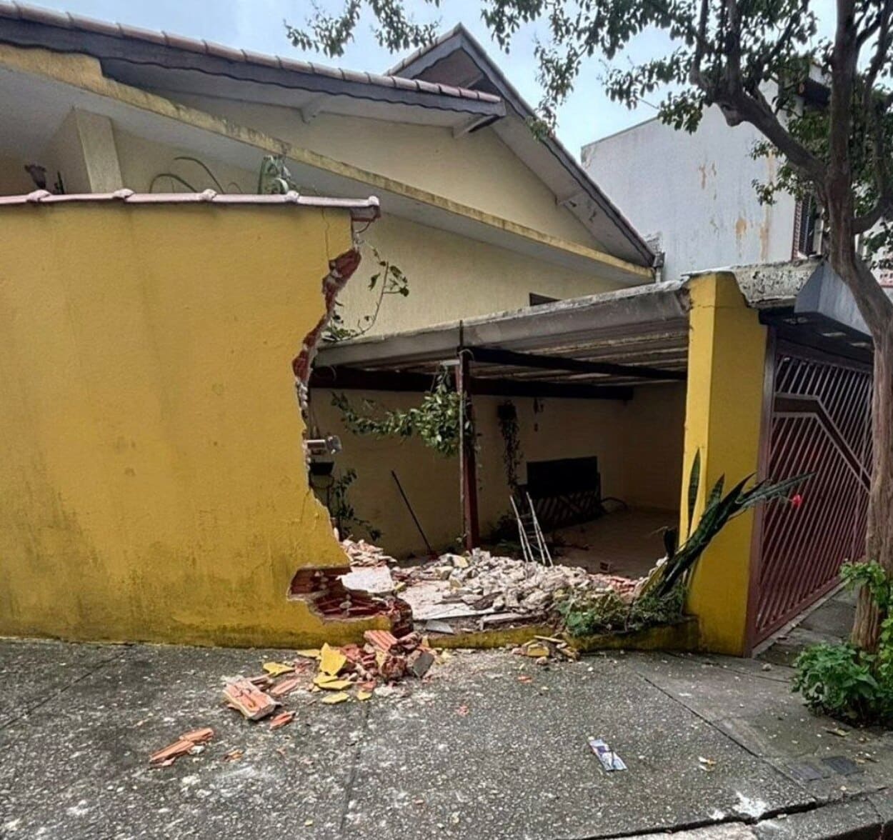 Utilitário perde o freio e destrói muro de residência no Nova Petrópolis