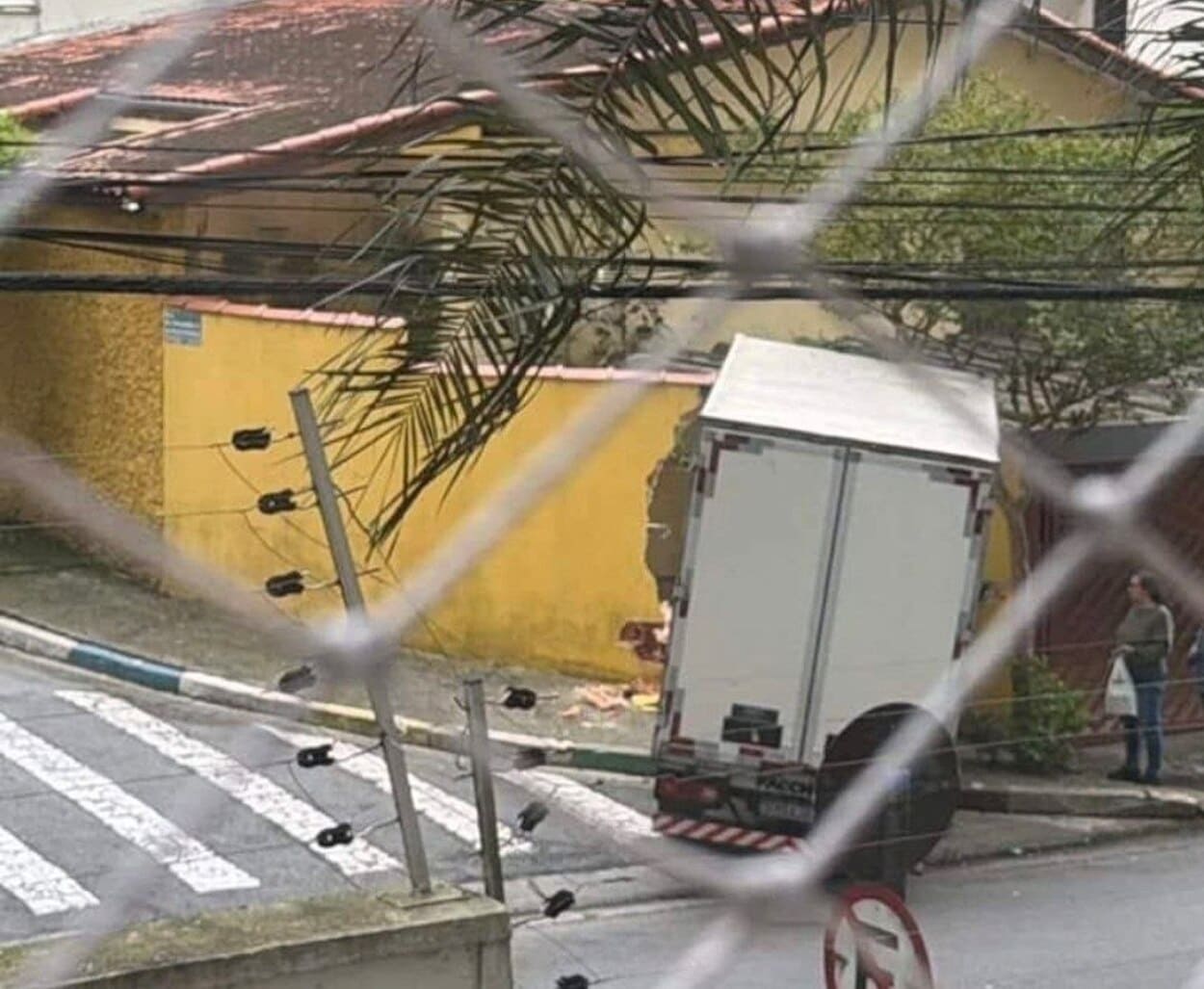 Acidente aconteceu na manhã desta segunda-feira (18) na Avenida Wallace Simonsen em São Bernardo do Campo
