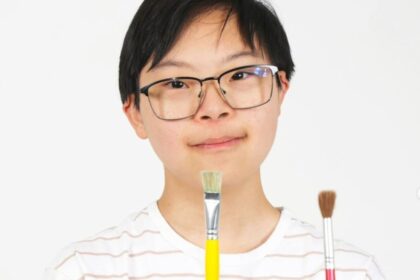 Aos 14 anos, artista com Down e Autismo ganha exposição no Museu da Inclusão em SP