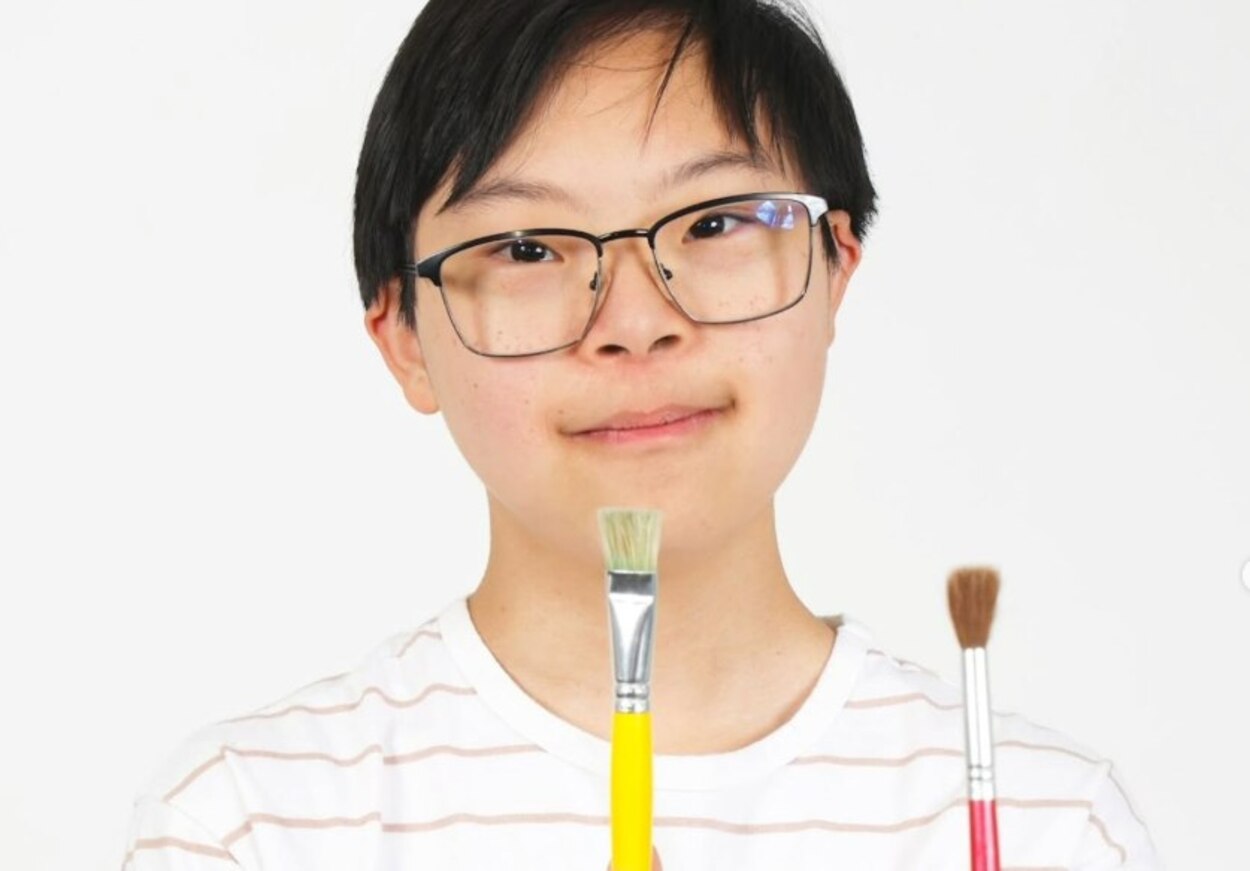 Aos 14 anos, artista com Down e Autismo ganha exposição no Museu da Inclusão em SP
