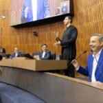 O presidente do Consórcio ABC e prefeito de Ribeirão Pires, Guto Volpi, discursa durante a homenagem na noite desta quarta-feira (13/5). Em sua fala, Volpi destacou o equilíbrio entre a articulação política e o trabalho técnico que impulsionam o desenvolvimento das sete cidades.