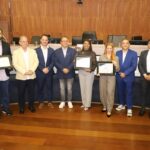 Reconhecimento histórico: funcionários de carreira e especialistas em Projetos e Políticas Públicas do Consórcio ABC foram homenageados na Câmara de Santo André pela dedicação contínua na construção e fortalecimento das políticas públicas regionais.
