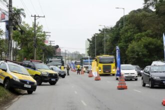 Santo André realiza blitz educativa com caminhões em ação do Maio Amarelo