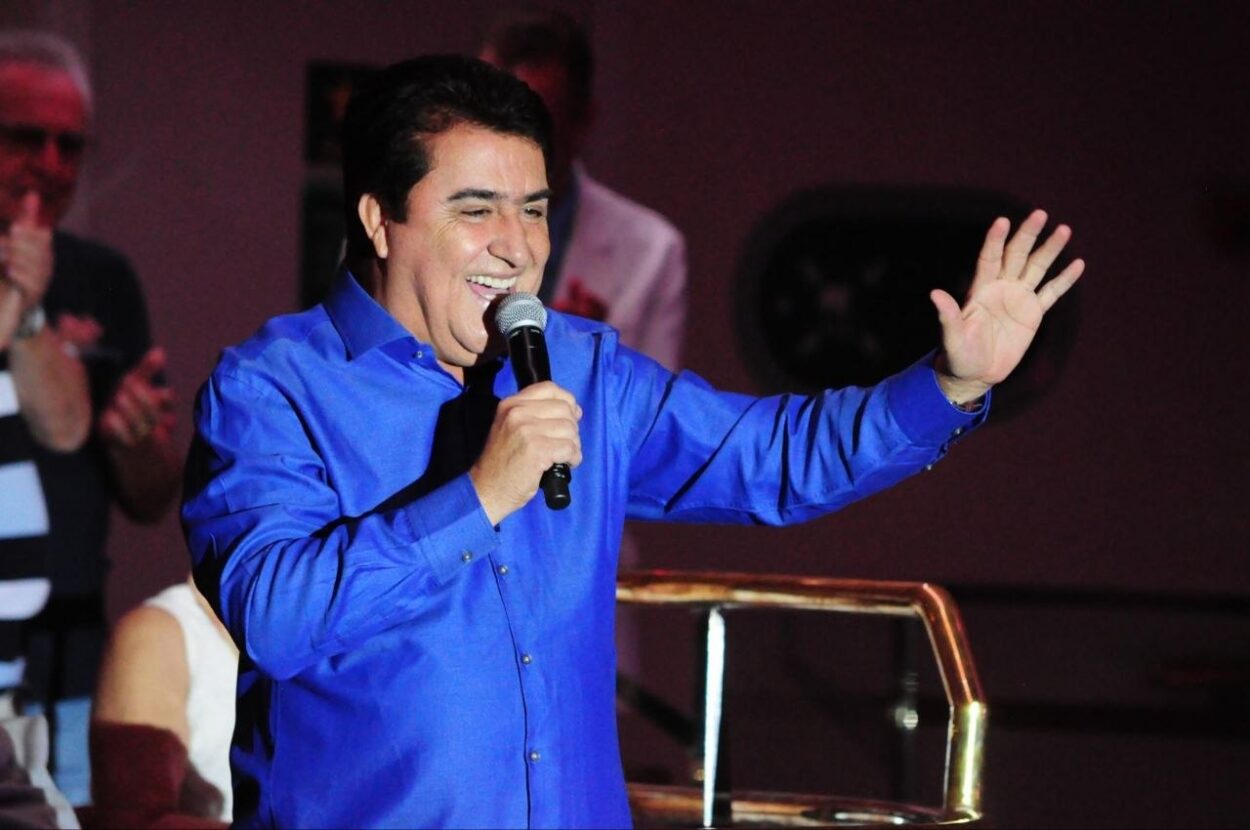 Ângelo Máximo faz show gratuito no Cine Theatro Carlos Gomes nesta quinta