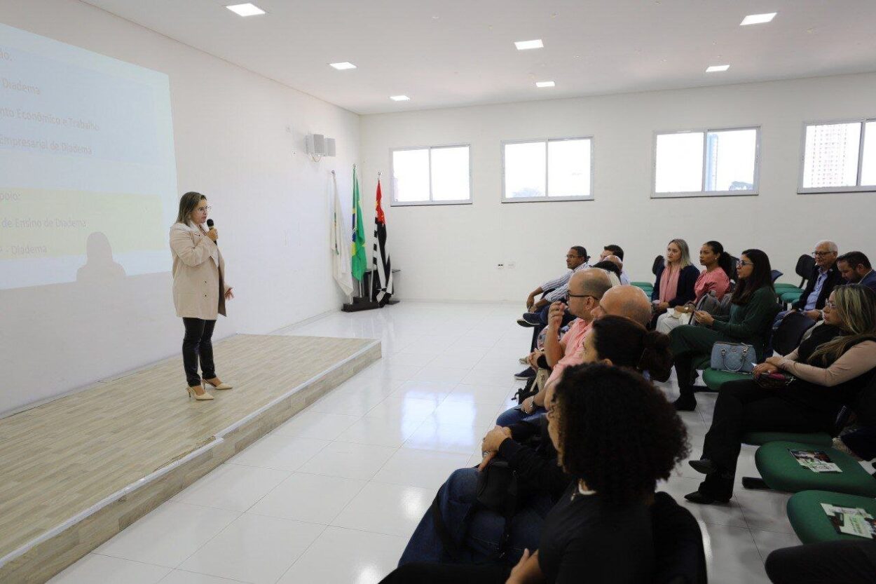 Desenvolvimento Econômico e Associação Comercial apresentam programa de bolsa-estágio para estudantes do Ensino Médio