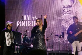À noite, o clima de celebração tomou conta do público com shows de Marcelo Balvian e Val Pinheiro, coroando mais uma edição da festa que integra o calendário oficial da cidade