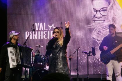 À noite, o clima de celebração tomou conta do público com shows de Marcelo Balvian e Val Pinheiro, coroando mais uma edição da festa que integra o calendário oficial da cidade
