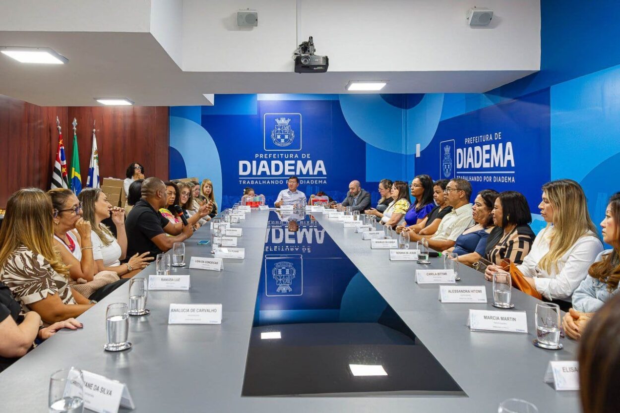 Educadores da rede de ensino de Diadema participaram de encontro com o mandatário nesta quarta e receberam kits com bolsa, jaqueta, pasta, caderno, agenda e canetas