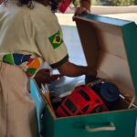 Caixa misteriosa desperta curiosidade e ensina sobre profissões na Escola Tia Mariinha