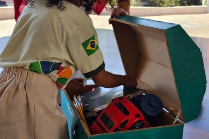 Caixa misteriosa desperta curiosidade e ensina sobre profissões na Escola Tia Mariinha