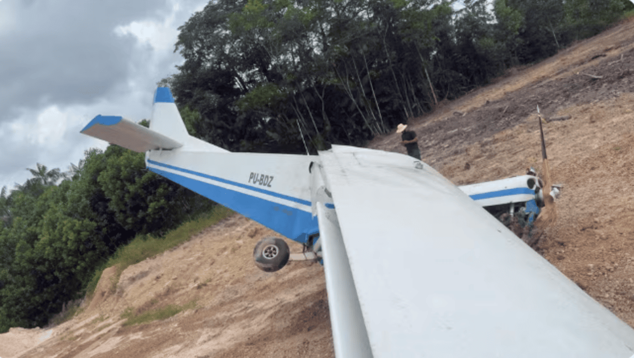 Vítima passou mais de 24 horas desaparecida na mata após avião cair por colisão com urubu; resgate ocorreu em Benevides neste sábado