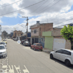 ocorreu na Rua dos Jasmins, onde L. R. S. P. foi atacada a facadas pelo ex-companheiro, I. S. S., proprietário de um lava-rápido.