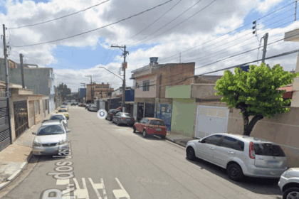 ocorreu na Rua dos Jasmins, onde L. R. S. P. foi atacada a facadas pelo ex-companheiro, I. S. S., proprietário de um lava-rápido.
