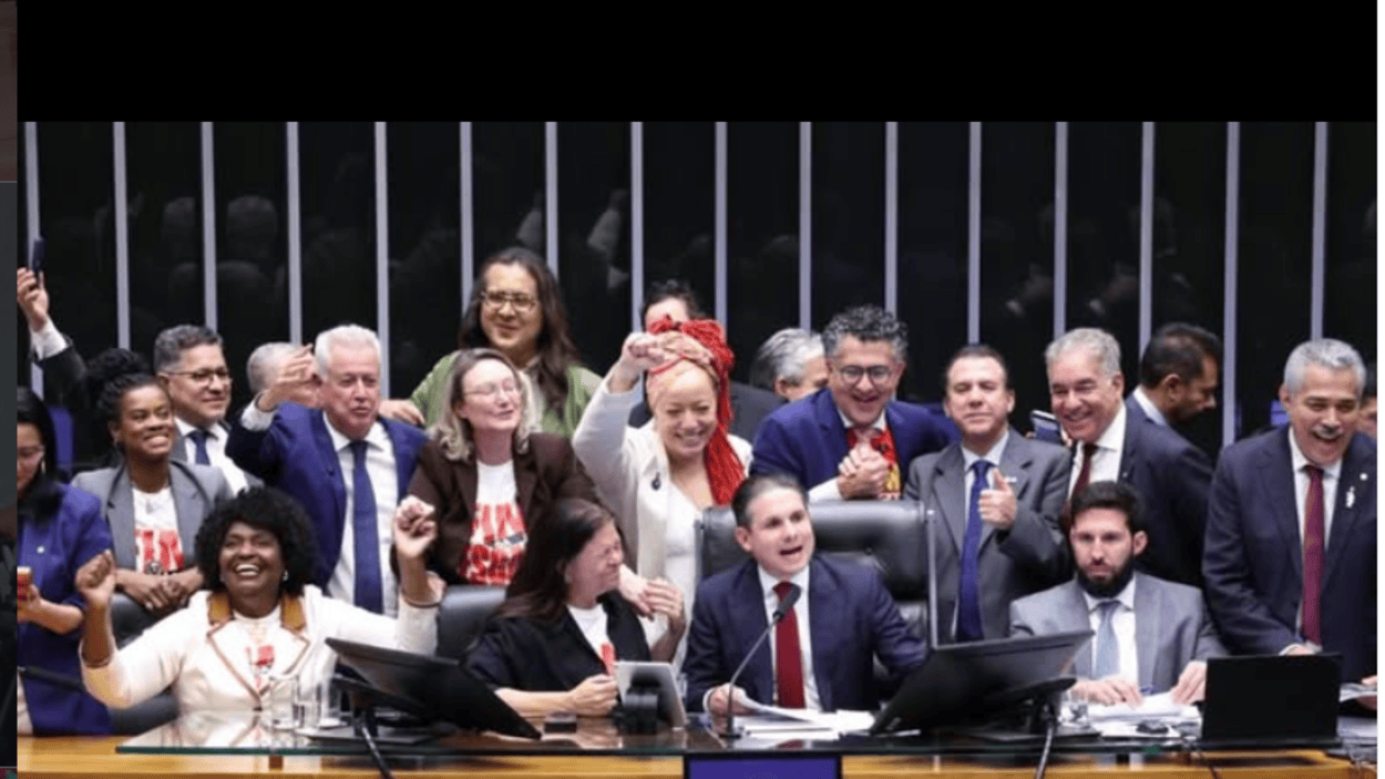 O fim da jornada 6x1 aprovada pela Câmara dos Deputados na noite desta quarta-feira (27) repercutiu de forma distinta entre entidades representativas de trabalhadores e do setor patronal.