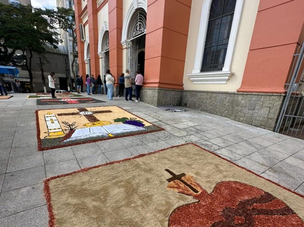 Fé e tradição: São Bernardo do Campo celebra Corpus Christi com tapetes tradicionais em frente à Matriz e Santa Filomena
