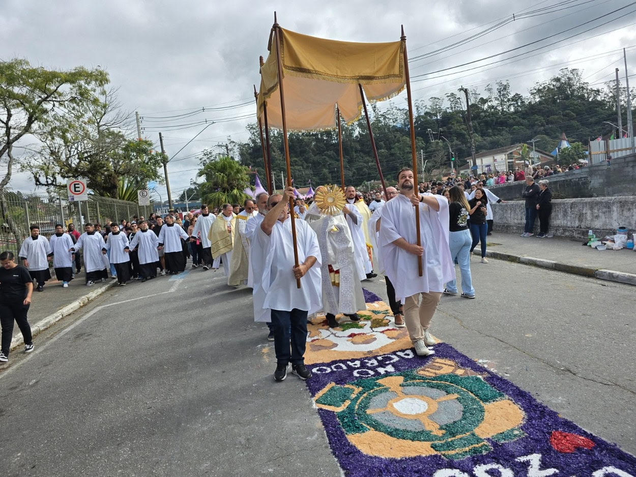 Evento organizado pelas paróquias da cidade, com apoio da Prefeitura, contou com procissão sobre tapetes artesanais confeccionados por cerca de mil voluntários