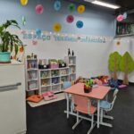 Colorido e aconchegante, o espaço ‘Tecendo Infâncias’ reúne obras voltadas para os pequenos leitores, incluindo livros cartonados e pop-up, pensados para criar vínculos com os livros desde cedo