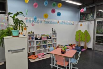 Colorido e aconchegante, o espaço ‘Tecendo Infâncias’ reúne obras voltadas para os pequenos leitores, incluindo livros cartonados e pop-up, pensados para criar vínculos com os livros desde cedo