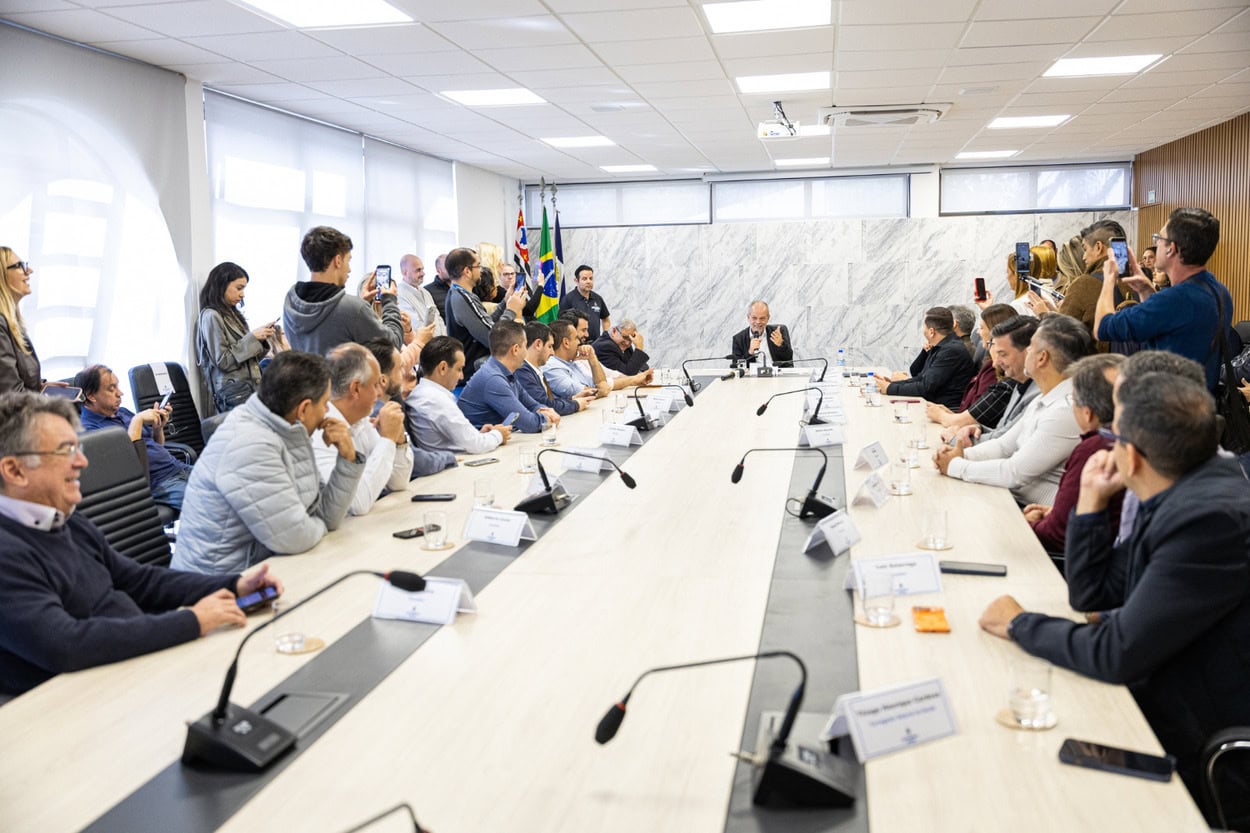 Quinze vereadores participaram da assinatura do convênio para ampliação do teste do pezinho.