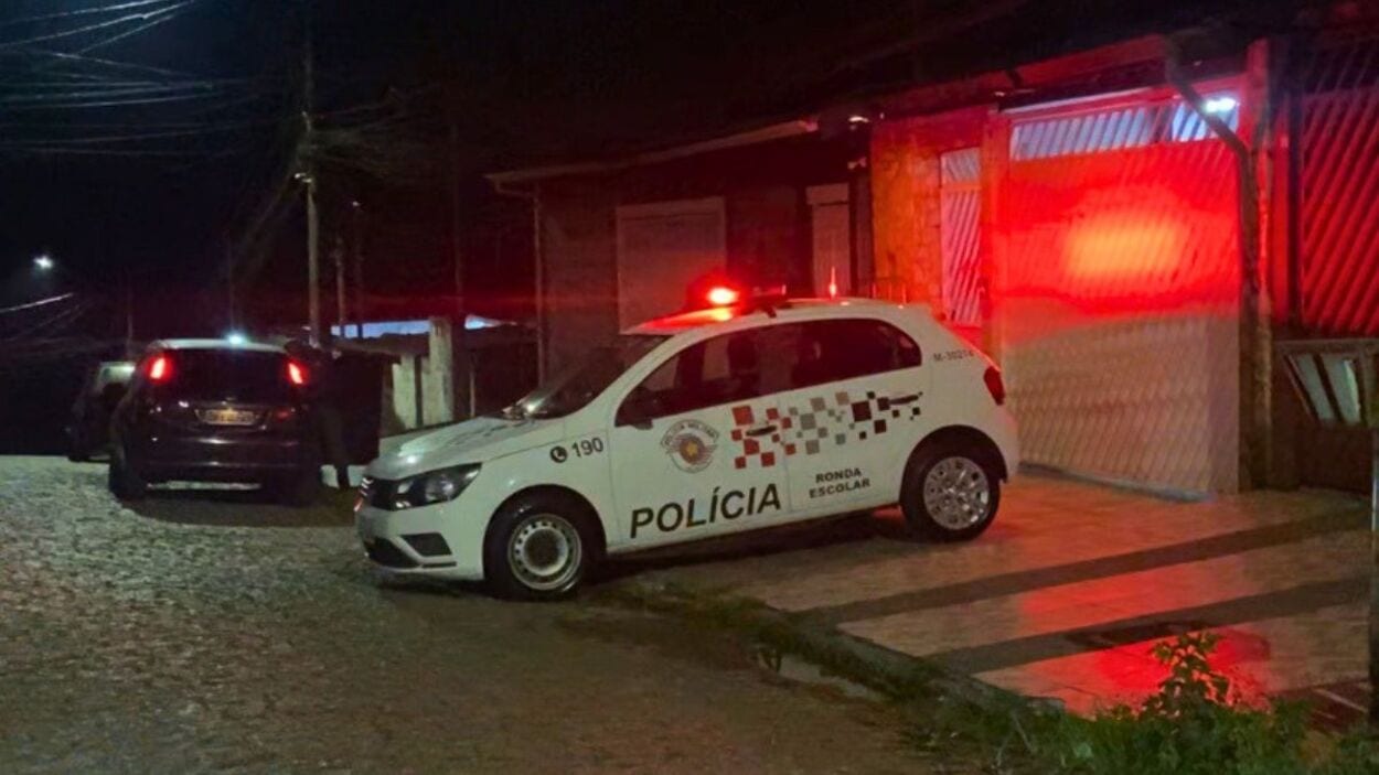 Homem de 49 anos resistiu à prisão com um facão, tentou atear fogo na residência e precisou ser contido por policiais com arma de choque