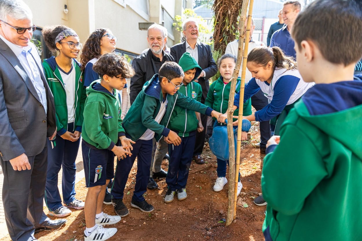 Árvore pau-cigarra foi plantada com a presença do prefeito Tite Campanella e de diretores da Enel na EMEF Leandro Klein.