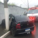 Carro bate contra poste e deixa um ferido na Estrada dos Alvarengas, em São Bernardo