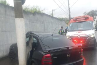 Carro bate contra poste e deixa um ferido na Estrada dos Alvarengas, em São Bernardo