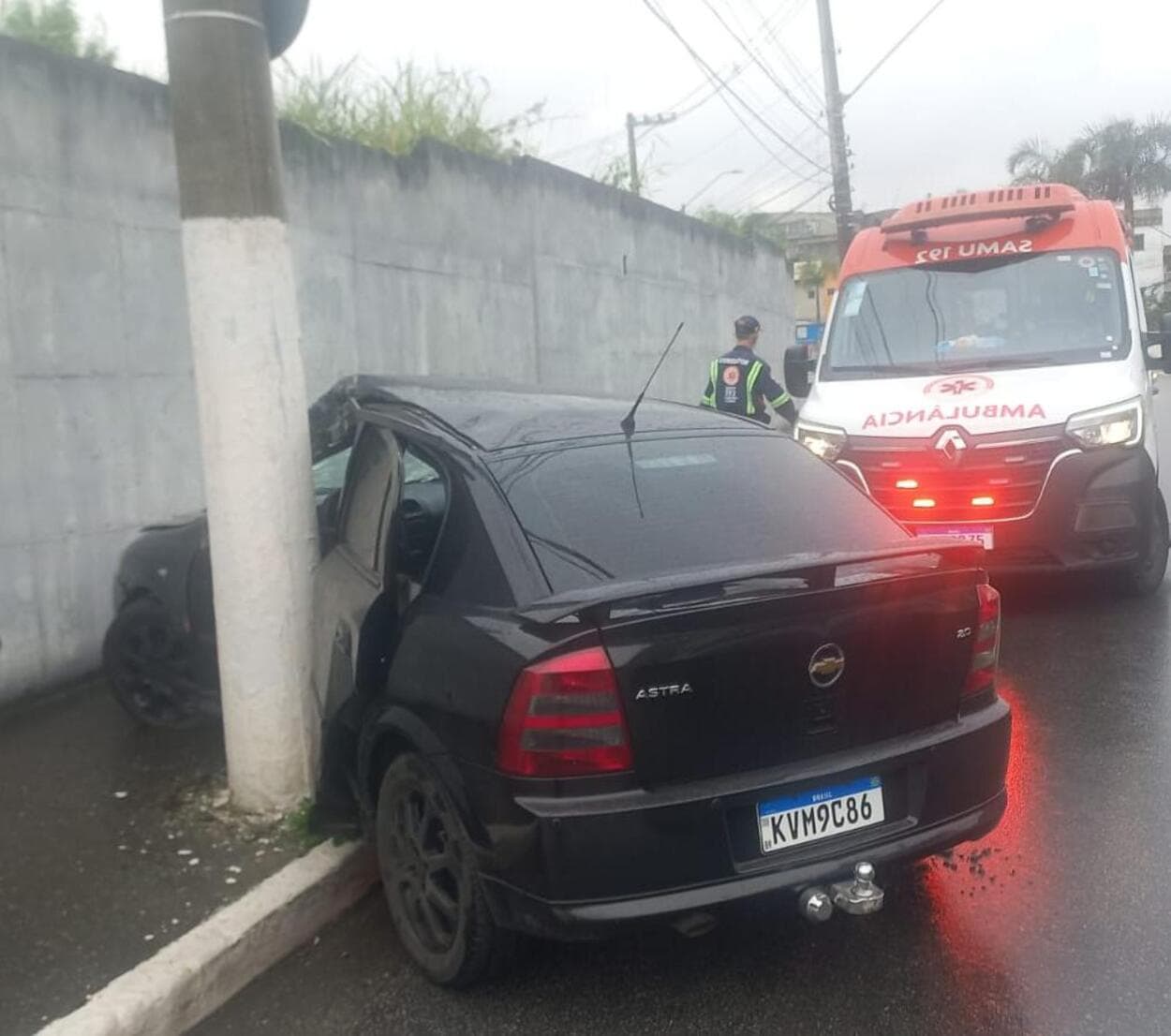 Carro bate contra poste e deixa um ferido na Estrada dos Alvarengas, em São Bernardo