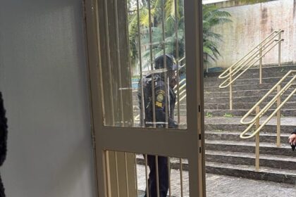 Protesto contra mudança de professores termina em tumulto e vandalismo em escola de São Bernardo