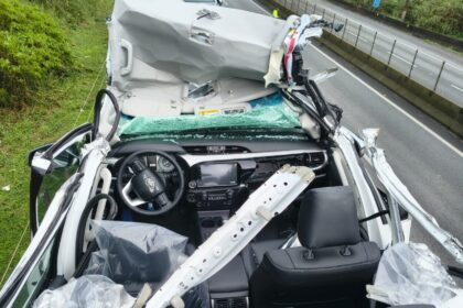Caminhão-cegonha colide com estrutura de proteção do novo Pedágio Eletrônico na Via Anchieta