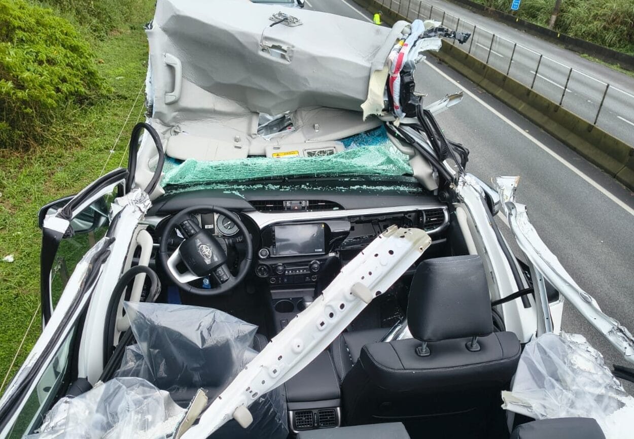 Caminhão-cegonha colide com estrutura de proteção do novo Pedágio Eletrônico na Via Anchieta