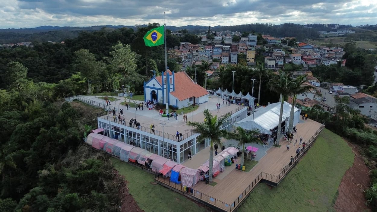 Com novo deck e restauração de capela histórica de 1942, entrega do Mirante Santo Antonio liderada pelo prefeito Guto Volpi fortalece o turismo . Foto: Divulgação/PRP
