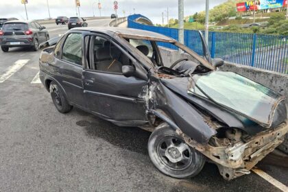 Carro capota em alça de acesso para a Rodovia Anchieta em São Bernardo