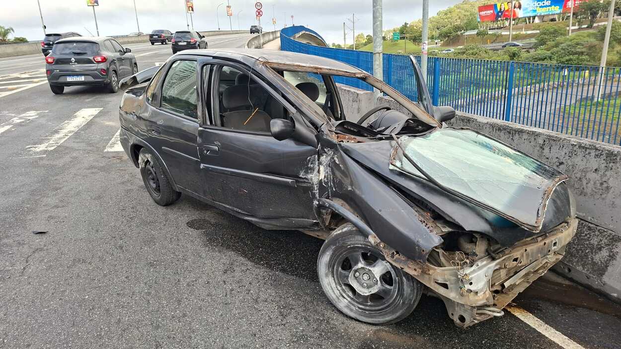 Carro capota em alça de acesso para a Rodovia Anchieta em São Bernardo